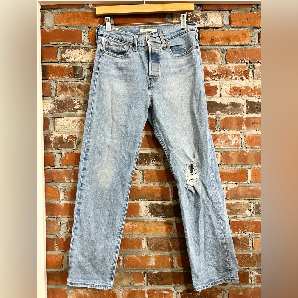 Levi’s Wedgie Straight Distressed Jeans Size 28